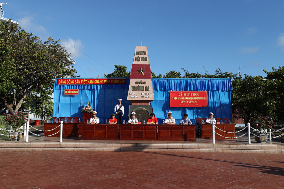 Tham dự lễ kỷ niệm có Chuẩn Đô đốc, Phó Chủ nhiệm Chính trị Quân chủng Hải quân Phạm Văn Luyện, Phó Chủ nhiệm Ủy ban Nhà nước về Người Việt Nam ở Nước ngoài (Bộ Ngoại giao) Nguyễn Mạnh Đông cùng đoàn đại biểu trong nước, kiều bào ta ở nước ngoài, quân và dân thị trấn Trường Sa. (Ảnh: Vietnam+)