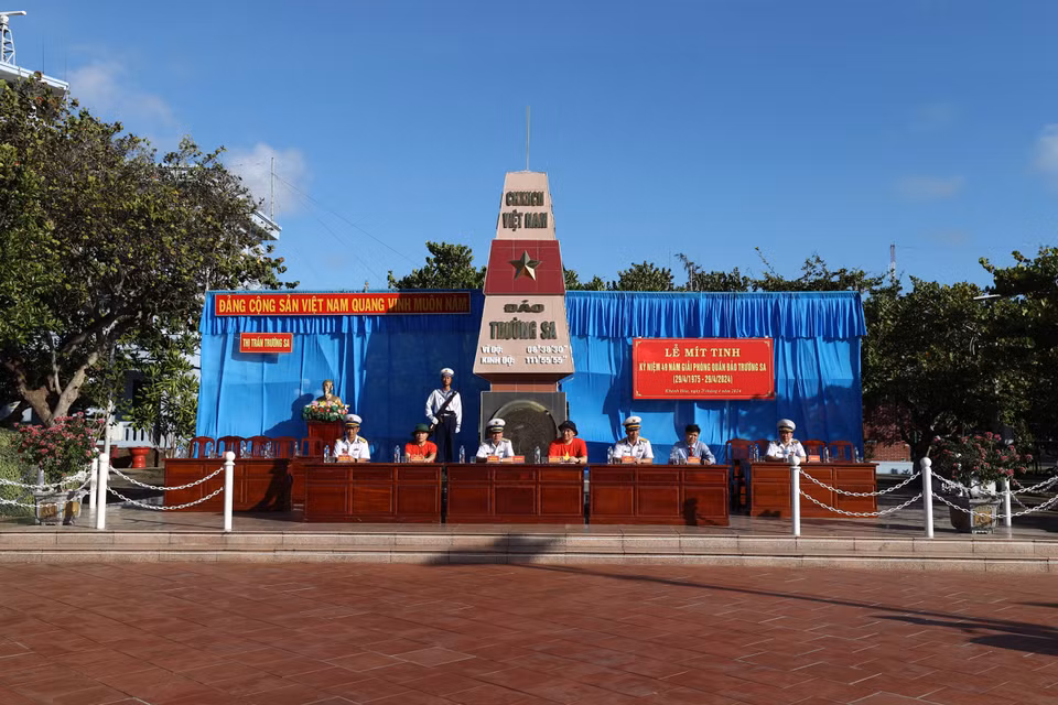 Tham dự lễ kỷ niệm có Chuẩn Đô đốc, Phó Chủ nhiệm Chính trị Quân chủng Hải quân Phạm Văn Luyện, Phó Chủ nhiệm Ủy ban Nhà nước về Người Việt Nam ở Nước ngoài (Bộ Ngoại giao) Nguyễn Mạnh Đông cùng đoàn đại biểu trong nước, kiều bào ta ở nước ngoài, quân và dân thị trấn Trường Sa. (Ảnh: Vietnam+)