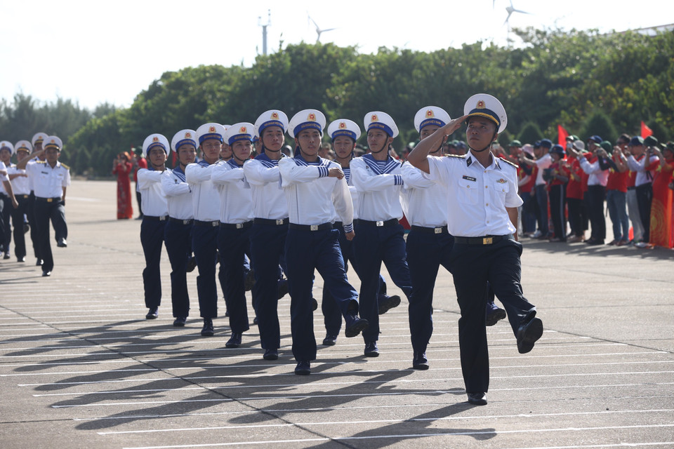 Rạng sáng ngày 14/4/1975, Quân chủng Hải quân đã bí mật đổ bộ lên đảo Song Tử Tây. Sau 30 phút chiến đấu, đến 4 giờ 30 phút, ngày 14/4/1975, Hải quân Nhân dân Việt Nam đã hoàn toàn làm chủ đảo Song Tử Tây. (Ảnh: Vietnam+)