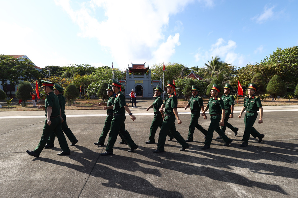 Tháng 4/1975, Hải quân Nhân dân Việt Nam đã lần lượt giải phỏng các đảo Sơn Ca, Nam Yết, Sinh Tồn và đến 9giờ ngày 29/4/1975 giải phỏng đảo Trường Sa. (Ảnh: Vietnam+)