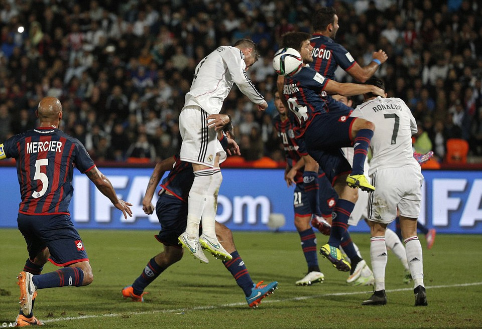 Với đội hình vượt trội, Real có bàn thắng mở tỷ số ở phút 37 sau pha đánh đầu của Sergio Ramos.