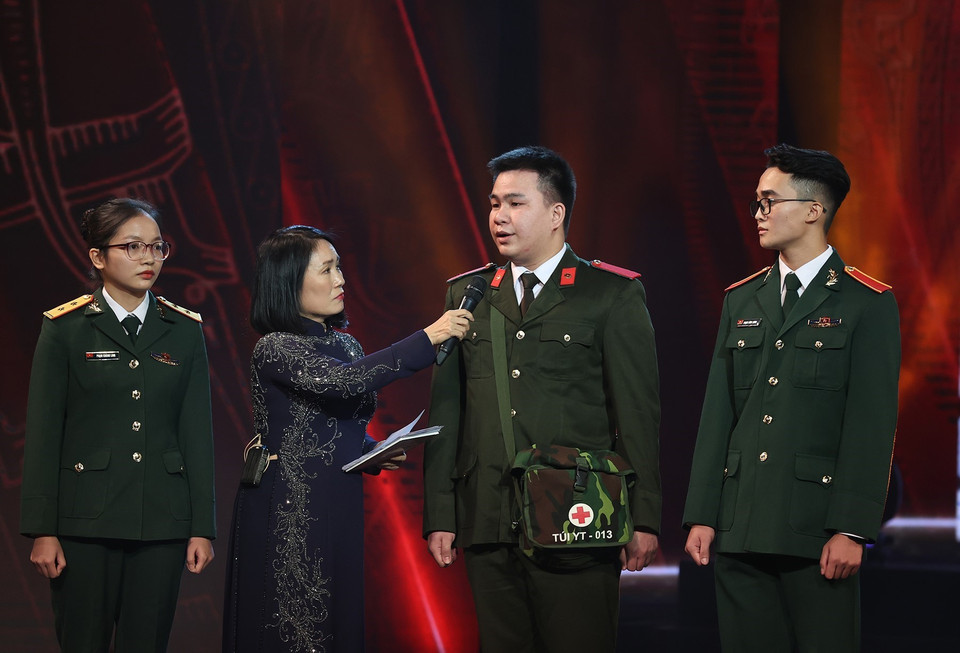 Các điển hình tiên tiến trong phòng, chống dịch COVID-19 giao lưu tại chương trình nghệ thuật “Nghĩa tình quân dân”. (Ảnh: Dương Giang/TTXVN)