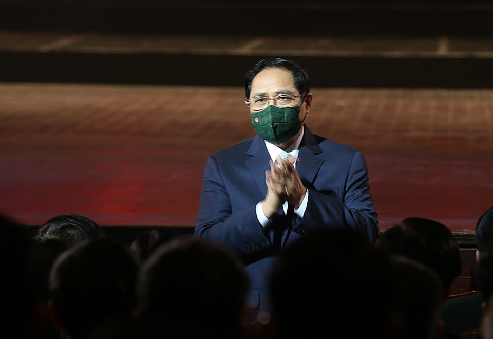 Thủ tướng Phạm Minh Chính dự chương trình giao lưu nghệ thuật “Nghĩa tình quân dân”. (Ảnh: Dương Giang/TTXVN)