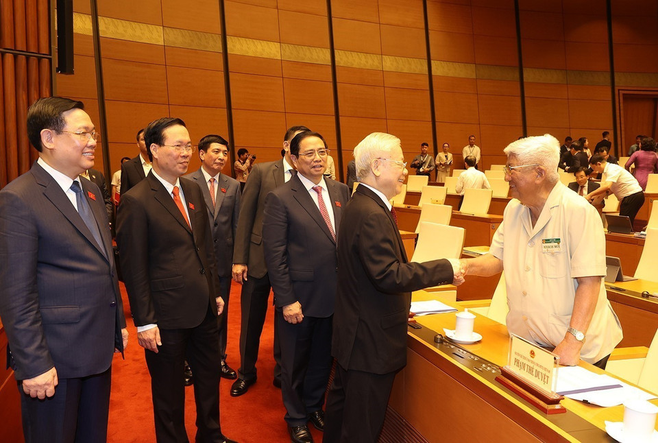 Tổng Bí thư Nguyễn Phú Trọng, Chủ tịch nước Võ Văn Thưởng, Thủ tướng Phạm Minh Chính, Chủ tịch Quốc hội Vương Đình Huệ cùng các đại biểu dự khai mạc Kỳ họp thứ 5, Quốc hội khóa XV. (Ảnh: Trí Dũng/TTXVN)