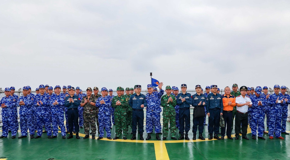 Lực lượng cảnh sát biển hai nước chụp ảnh lưu niệm. (Ảnh: Trung Nguyên/TTXVN)