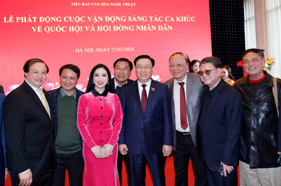 Chủ tịch Quốc hội Vương Đình Huệ với các nhạc sỹ tham dự buổi lễ. (Ảnh: Nhan Sáng/TTXVN)