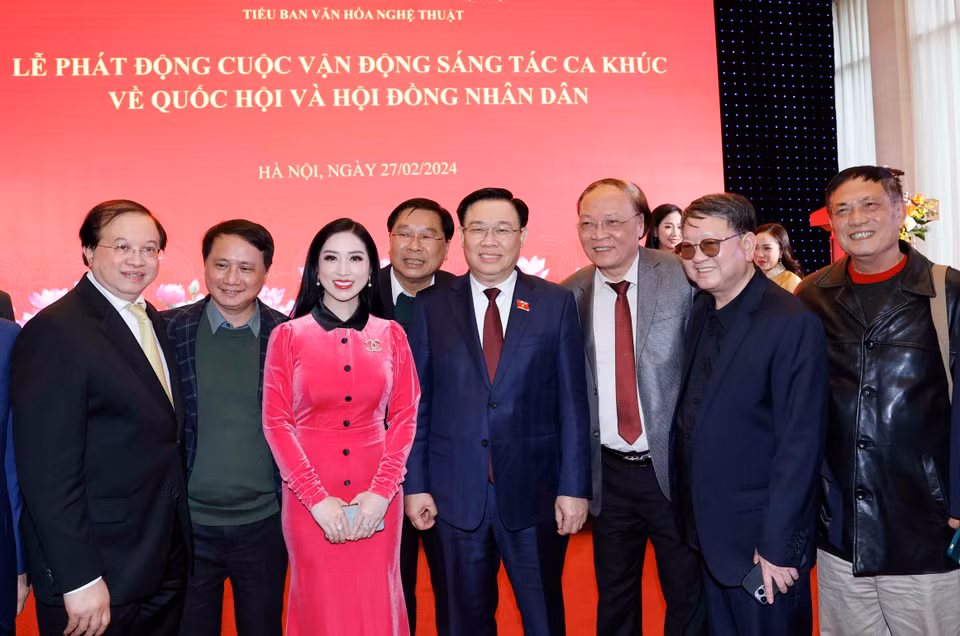 Chủ tịch Quốc hội Vương Đình Huệ với các nhạc sỹ tham dự buổi lễ. (Ảnh: Nhan Sáng/TTXVN)