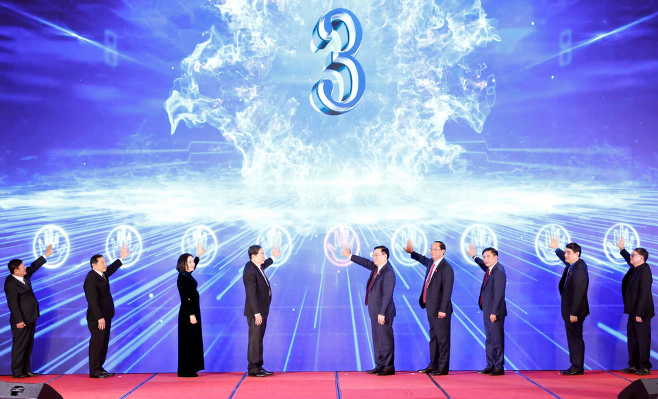 Chủ tịch Quốc hội Vương Đình Huệ và các đại biểu thực hiện nghi thức phát động Cuộc vận động sáng tác ca khúc về Quốc hội và Hội đồng Nhân dân. (Ảnh: Nhan Sáng/TTXVN)