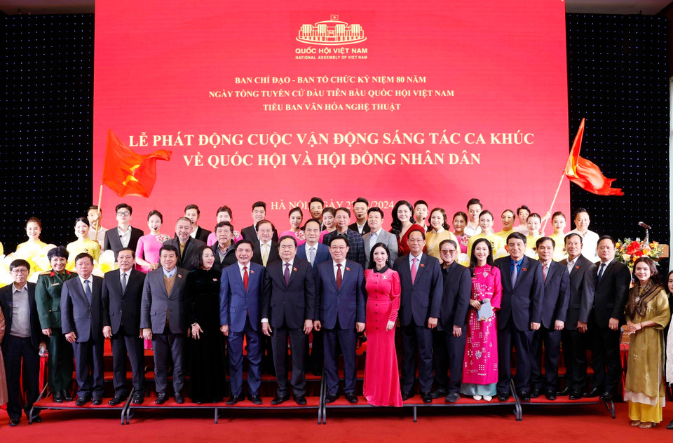 Chủ tịch Quốc hội Vương Đình Huệ và đại biểu với nghệ sỹ tham gia biểu diễn tại buổi lễ. (Ảnh: Nhan Sáng/TTXVN)