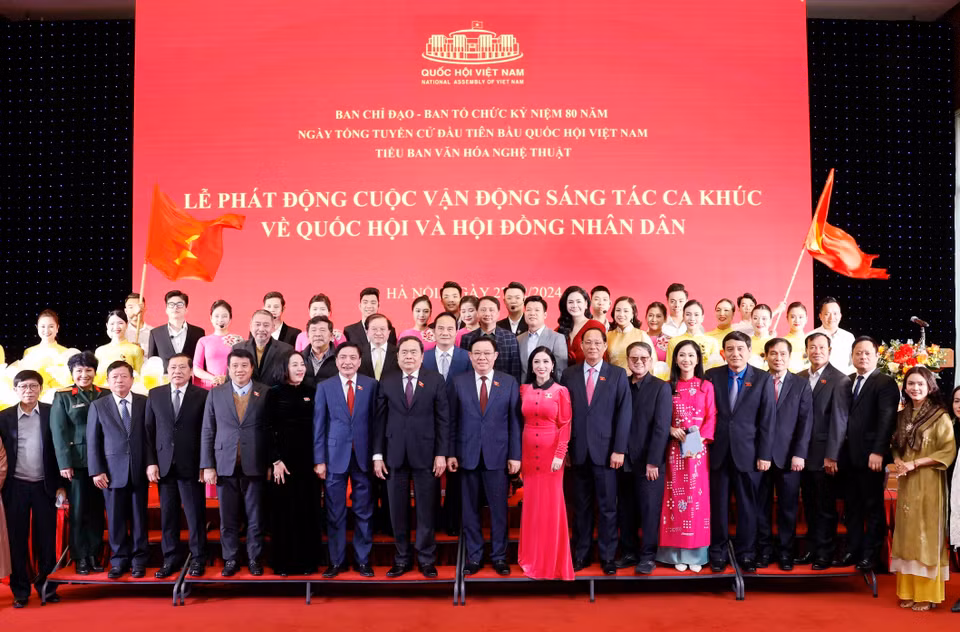 Chủ tịch Quốc hội Vương Đình Huệ và đại biểu với nghệ sỹ tham gia biểu diễn tại buổi lễ. (Ảnh: Nhan Sáng/TTXVN)