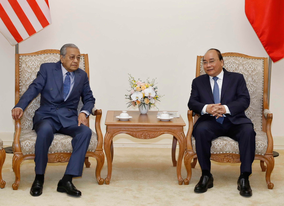 Thủ tướng Nguyễn Xuân Phúc hội đàm hẹp với Thủ tướng Malaysia Mahathir Mohamad. (Ảnh: Thống Nhất/TTXVN)