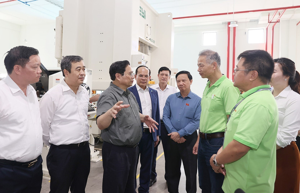 Thủ tướng Phạm Minh Chính kiểm tra hiện trạng khu công nghiệp Liên Hà Thái. (Ảnh: Dương Giang/TTXVN)