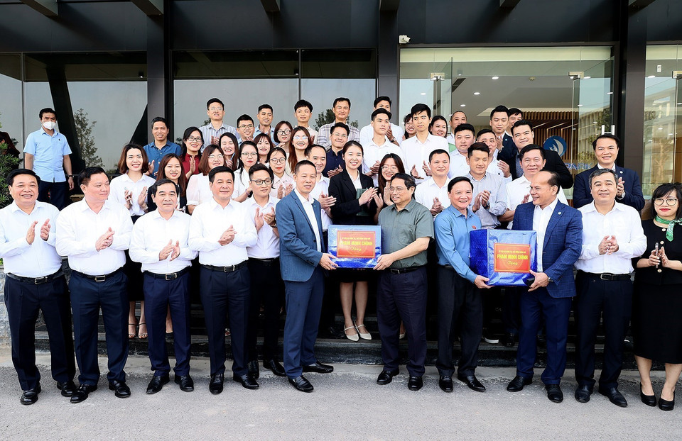 Thủ tướng Phạm Minh Chính tặng quà cho Ban Quản lý khu công nghiệp Liên Hà Thái. (Ảnh: Dương Giang/TTXVN)