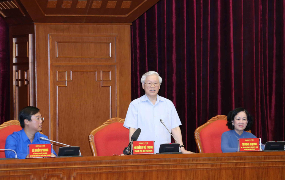 Tổng Bí thư, Chủ tịch nước Nguyễn Phú Trọng nói chuyện với các đảng viên trẻ tiêu biểu dự buổi gặp mặt. (Ảnh: Phương Hoa/TTXVN)