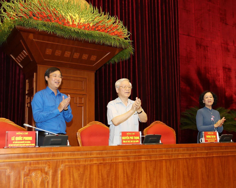 Tổng Bí thư, Chủ tịch nước Nguyễn Phú Trọng và các đại biểu cùng hát bài 'Như có Bác Hồ' tại buổi gặp mặt. (Ảnh: Trí Dũng/TTXVN)