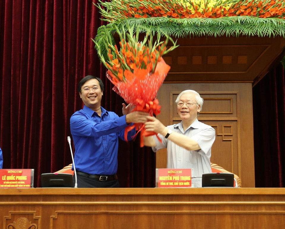 Đồng chí Lê Quốc Phong, Ủy viên dự khuyết Trung ương Đảng, Bí thư thứ Nhất Trung ương Đoàn Thanh niên Cộng sản Hồ Chí Minh tặng hoa chúc mừng Tổng Bí thư, Chủ tịch nước Nguyễn Phú Trọng. (Ảnh: Trí Dũng/TTXVN)
