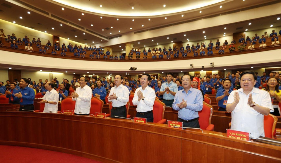 Đại biểu và các đảng viên trẻ tiêu biểu cùng hát bài 'Như có Bác Hồ' tại buổi gặp mặt. (Ảnh: Trí Dũng/TTXVN)