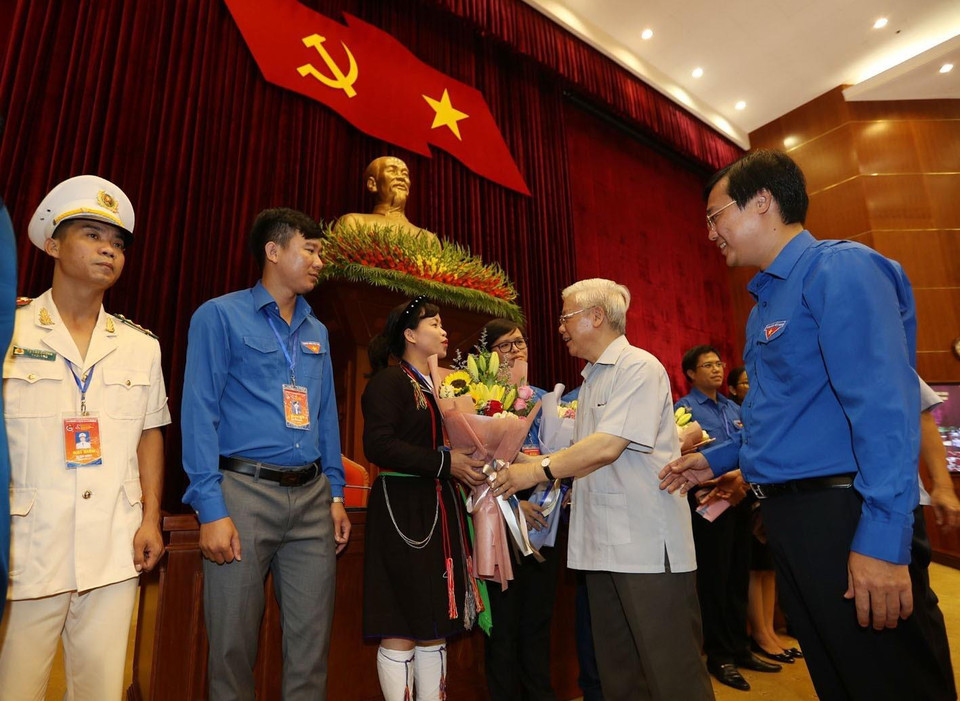 Tổng Bí thư, Chủ tịch nước Nguyễn Phú Trọng tặng hoa các đảng viên trẻ tiêu biểu. (Ảnh: Trí Dũng/TTXVN)