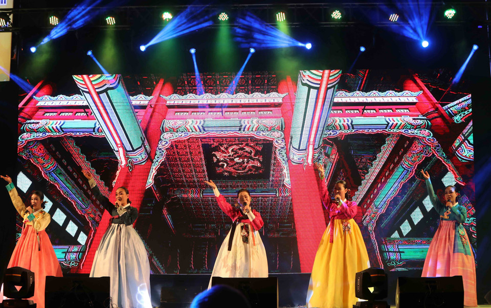 Các tiết mục nghệ thuật của nghệ sỹ Hàn Quốc tại chương trình giao lưu. (Ảnh: Nhật Anh/TTXVN)