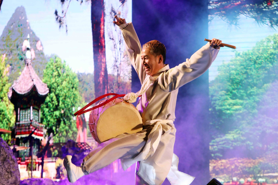 Các tiết mục nghệ thuật của nghệ sỹ Hàn Quốc tại chương trình giao lưu. (Ảnh: Nhật Anh/TTXVN)