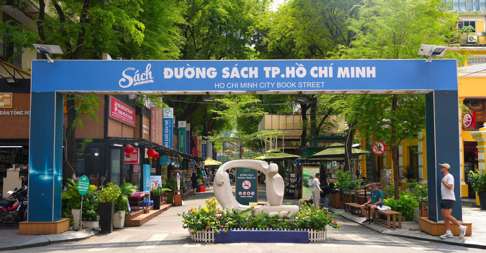 Đường sách Thành phố Hồ Chí Minh trên đường Nguyễn Văn Bình, phường Bến Nghé, quận 1. (Ảnh: Minh Phú/TTXVN)