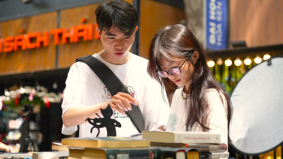 Đường sách Thành phố Hồ Chí Minh thu hút giới trẻ ham mê đọc sách. (Ảnh: Minh Phú/TTXVN)