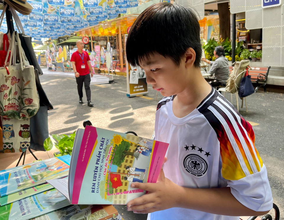 Học sinh chọn mua sách tại đường sách Thành phố Hồ Chí Minh. (Ảnh: Huyền Trang/TTXVN)
