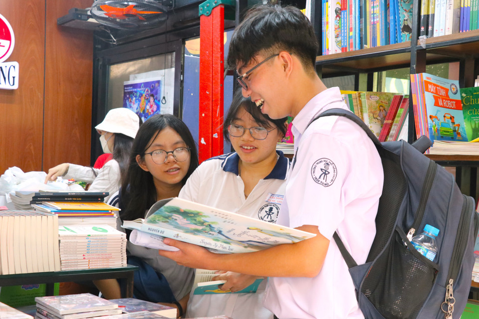 Học sinh đến đường sách tìm các đầu sách phục vụ học tập. (Ảnh: Thành Công Thử/TTXVN)