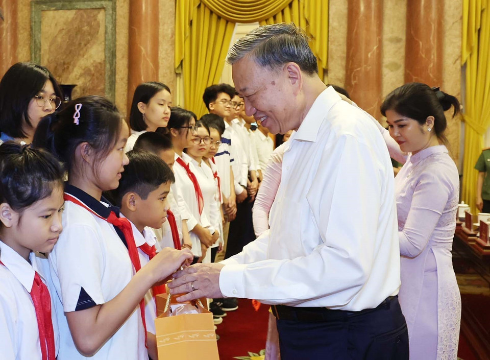 Chủ tịch nước Tô Lâm tặng quà cho các thanh thiếu niên tiêu biểu. (Ảnh: Nhan Sáng/TTXVN)