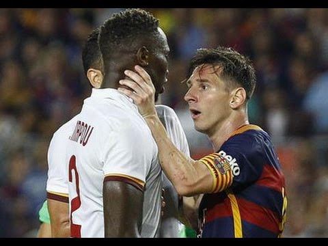 Hình ảnh này không đẹp chút nào với một ngôi sao như Messi. (Nguồn: AP)