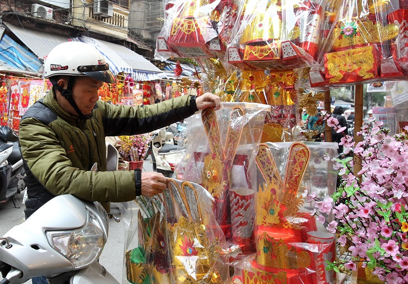 Nhiều tuyến phố Hà Nội tấp nập không khí chuẩn bị cho lễ tiễn các Táo quân về trời. (Ảnh: Trọng Đạt/TTXVN)