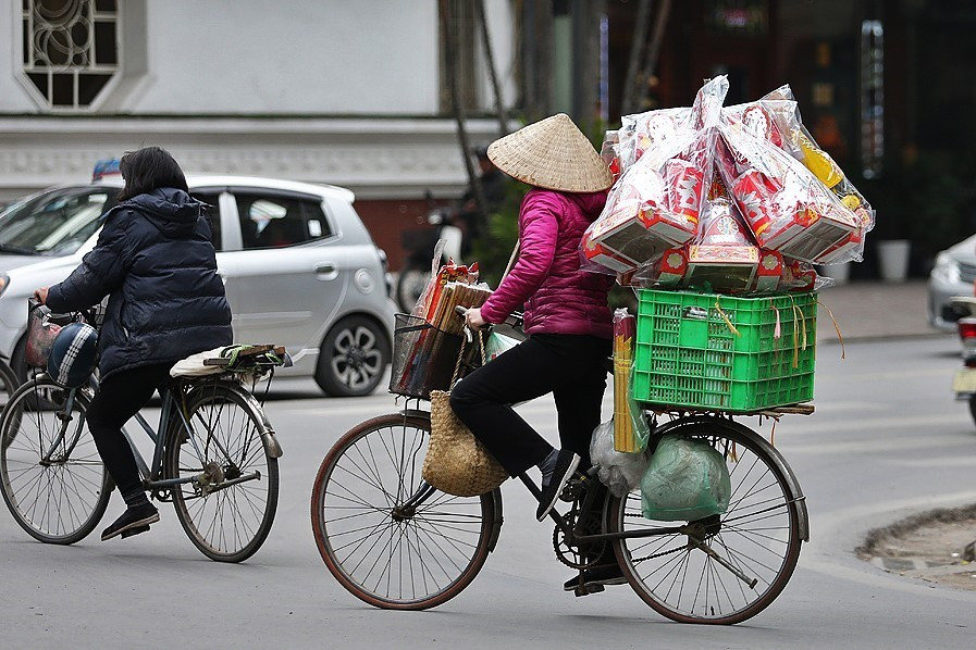 Những vật phẩm truyền thống đồ cúng ông Công, ông Táo theo xe hàng rong phục vụ nhu cầu của người dân thủ đô . (Ảnh: Trọng Đạt/TTXVN)