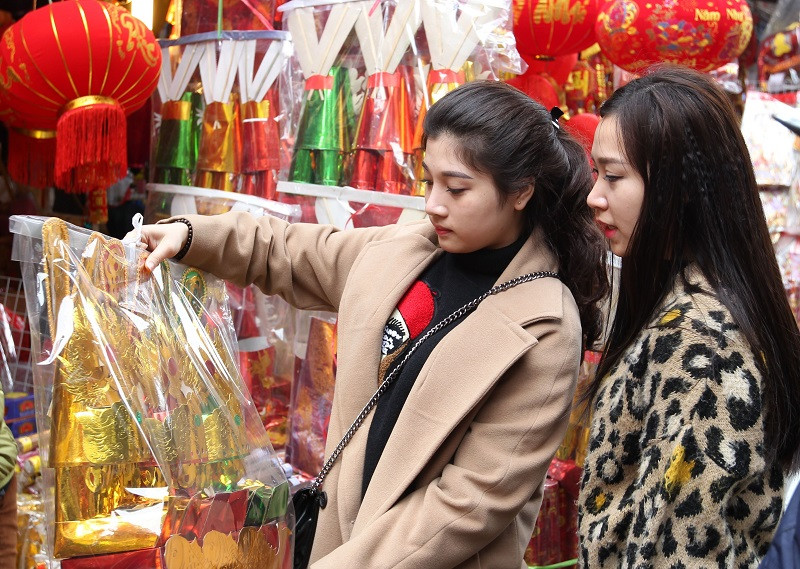 Thị trường vàng mã trước ngày ông Công ông Táo trở nên sôi động. (Ảnh: Trọng Đạt/TTXVN)