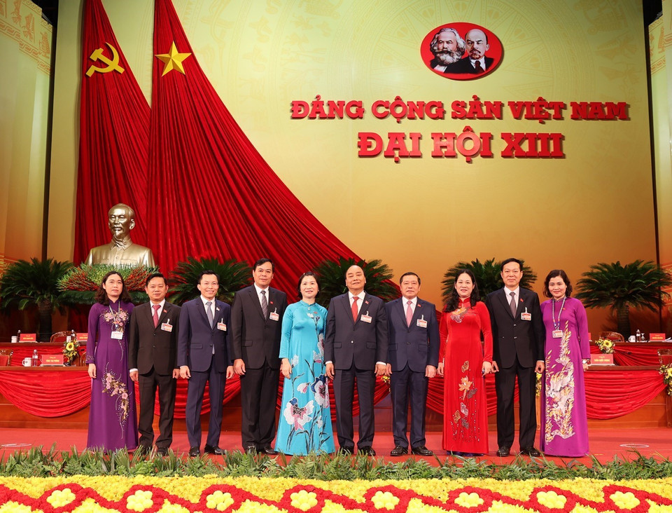 Thủ tướng Chính phủ Nguyễn Xuân Phúc chụp ảnh chung với đại biểu Đảng bộ tỉnh Cao Bằng. (Ảnh: TTXVN)