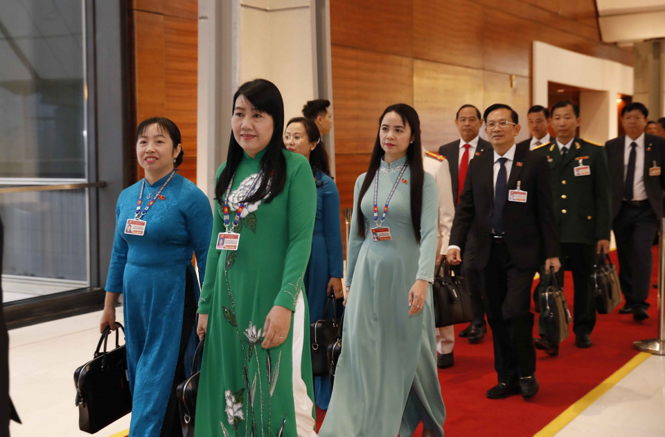  Các đại biểu đến dự ngày làm việc chính thức thứ hai Đại hội XIII của Đảng. (Ảnh: TTXVN)