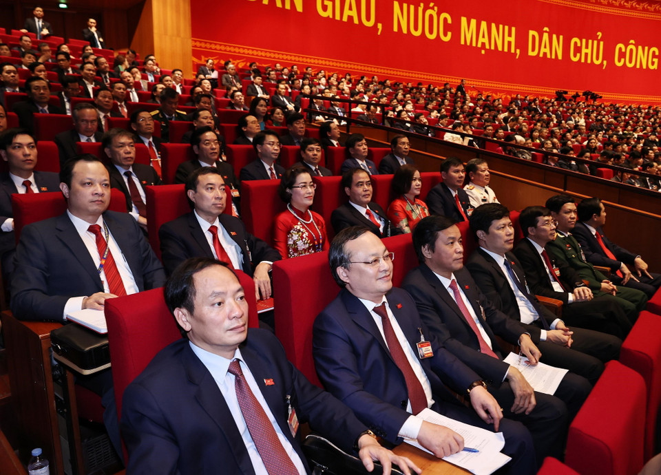 Các đại biểu Đảng bộ tỉnh Hưng Yên tham dự ngày làm việc chính thức thứ hai Đại hội XIII của Đảng. (Ảnh: TTXVN)