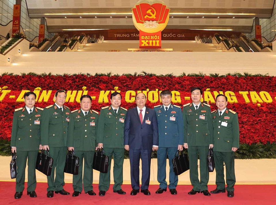 Đồng chí Nguyễn Xuân Phúc, Ủy viên Bộ Chính trị, Thủ tướng Chính phủ chụp ảnh chung với đại biểu đoàn Đảng bộ Quân đội. (Ảnh: TTXVN)