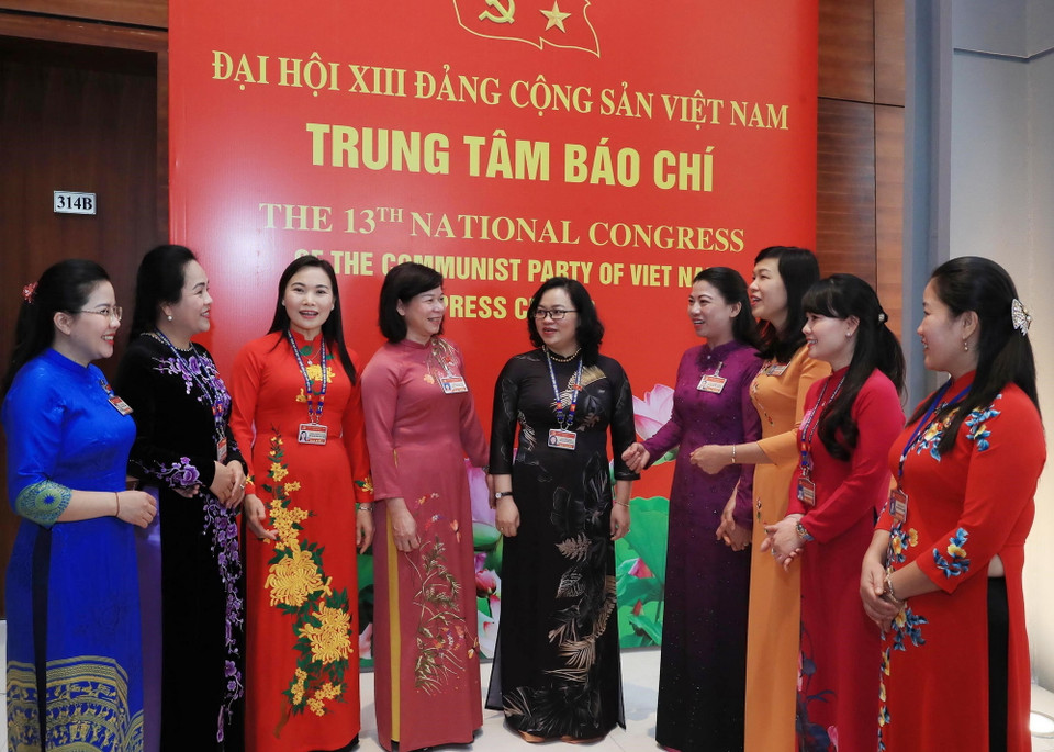 Các nữ đại biểu trao đổi bên lề phiên làm việc sáng 27/1 - ngày làm việc thứ hai của Đại hội. (Ảnh: TTXVN)