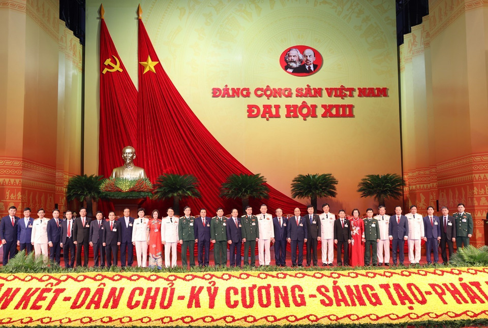 Thủ tướng Chính phủ Nguyễn Xuân Phúc chụp ảnh chung với Đoàn đại biểu Đảng bộ tỉnh Hưng Yên. (Ảnh: TTXVN)