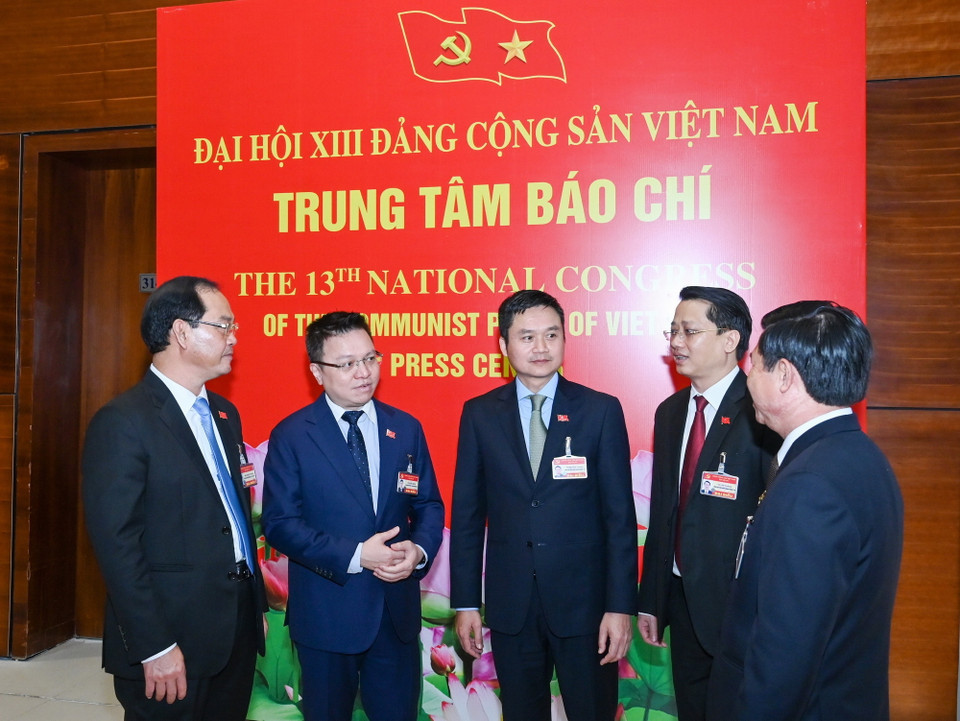 Các đại biểu trao đổi bên lề phiên thảo luận về các văn kiện đại hội, chiều 27/1/2021. (Ảnh: TTXVN)