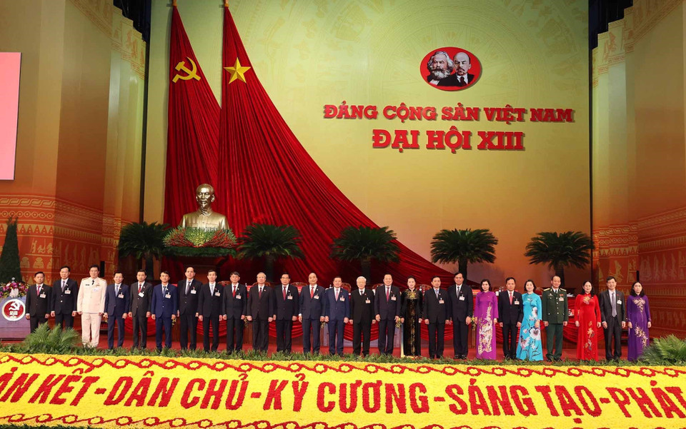 Lãnh đạo Đảng, Nhà nước chụp ảnh chung với Đoàn đại biểu Đảng bộ tỉnh Cao Bằng. (Ảnh: TTXVN)