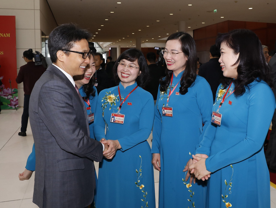 Các nữ đại biểu đoàn Đảng bộ tỉnh Quảng Ninh với đồng chí Vũ Đức Đam, Ủy viên Trung ương Đảng, Phó Thủ tướng Chính phủ. (Ảnh: TTXVN)