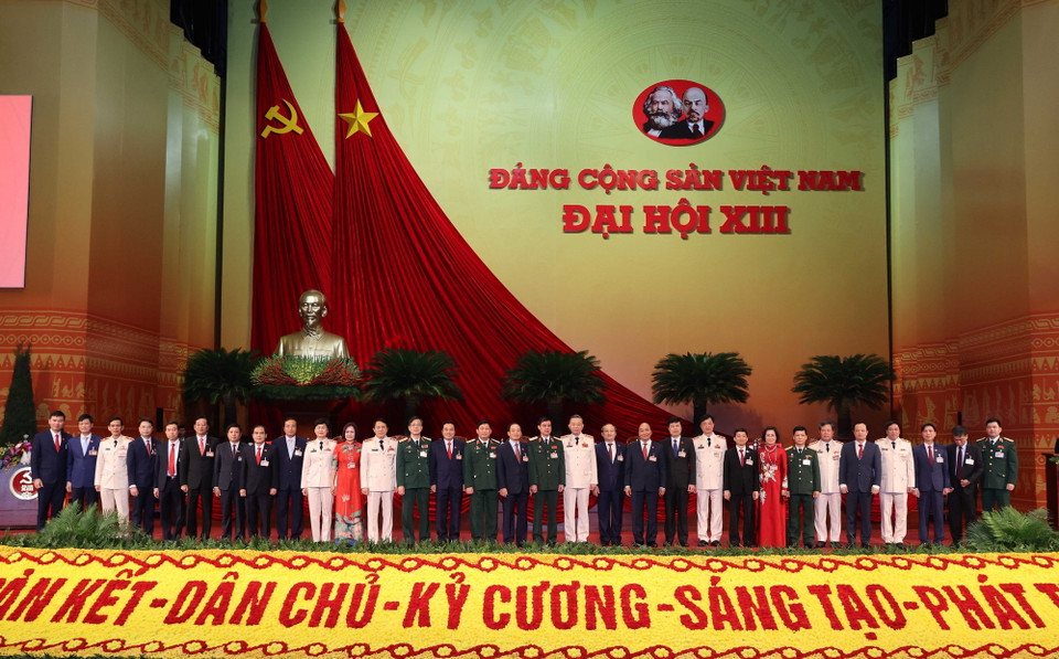 Thủ tướng Chính phủ Nguyễn Xuân Phúc chụp ảnh chung với Đoàn đại biểu Đảng bộ tỉnh Hưng Yên. (Ảnh: TTXVN)