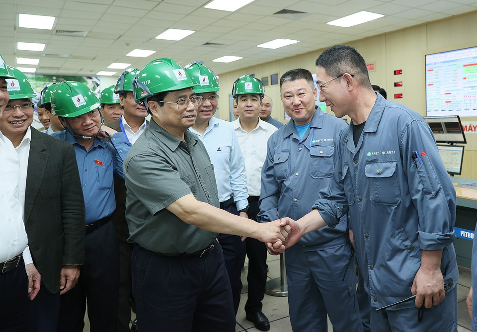 Thủ tướng Phạm Minh Chính động viên, chúc mừng cán bộ, kỹ sư và công nhân Nhà máy nhiệt điện Thái Bình 2. (Ảnh: Dương Giang/TTXVN)