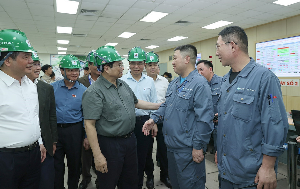 Thủ tướng Phạm Minh Chính động viên, chúc mừng cán bộ, kỹ sư và công nhân Nhà máy nhiệt điện Thái Bình 2. (Ảnh: Dương Giang/TTXVN)