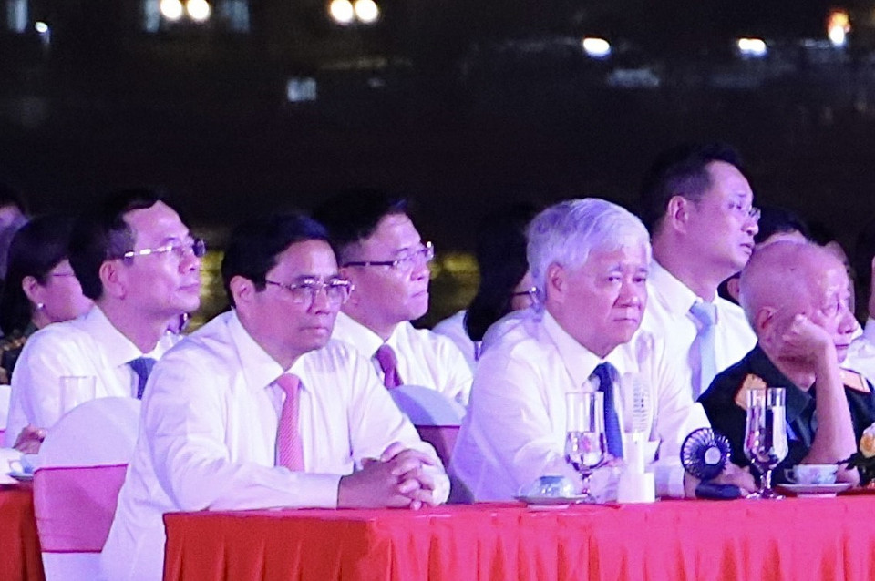 Thủ tướng Phạm Minh Chính và các đại biểu dự chương trình tại điểm cầu Khu di tích Cột cờ Thủ Ngữ (Quận 1, Thành phố Hồ Chí Minh). (Ảnh: Hồng Giang/TTXVN)