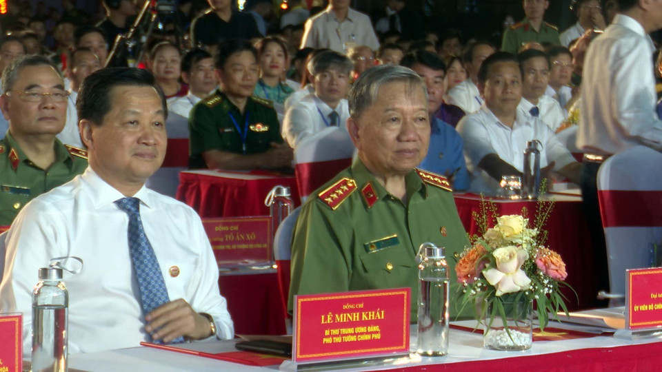Đại tướng Tô Lâm, Ủy viên Bộ Chính trị, Bộ trưởng Bộ Công an và Bí thư Trung ương Đảng, Phó Thủ tướng Chính phủ Lê Minh Khái tham dự chương trình tại điểm cầu Quảng trường Lam Sơn (Thành phố Thanh Hóa, tỉnh Thanh Hóa). (Ảnh: Nguyễn Nam/TTXVN)