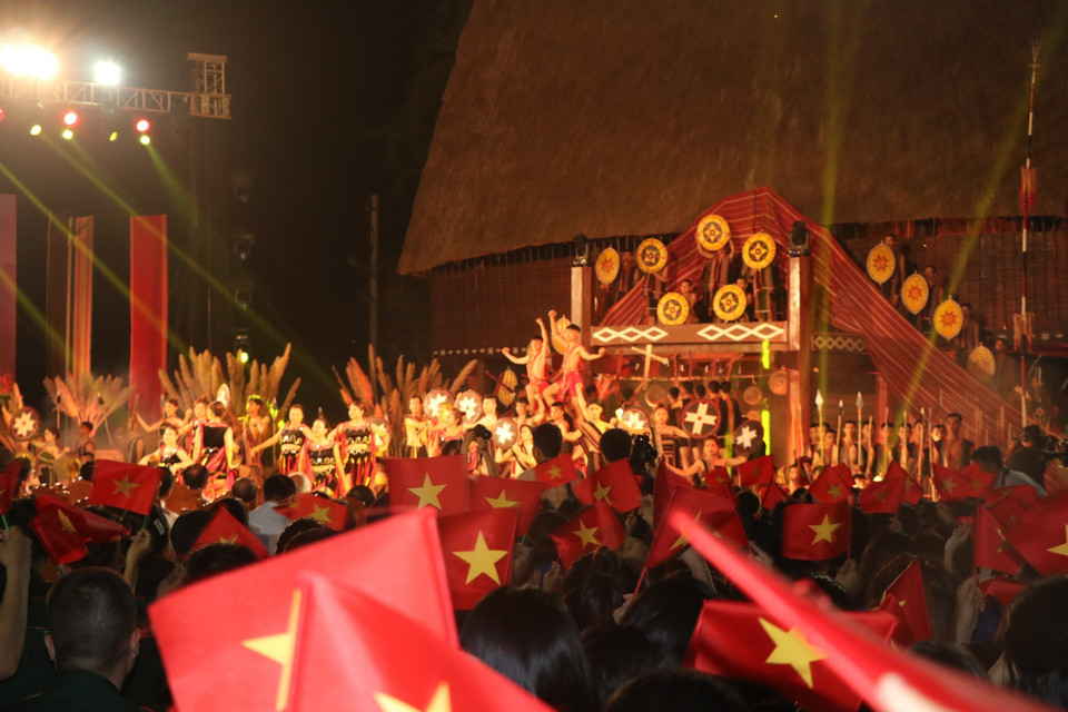 Chương trình văn nghệ tại tại điểm cầu Nhà rông Kon Klor (thành phố Kon Tum, tỉnh Kon Tum). (Ảnh: Khoa Chương/TTXVN)