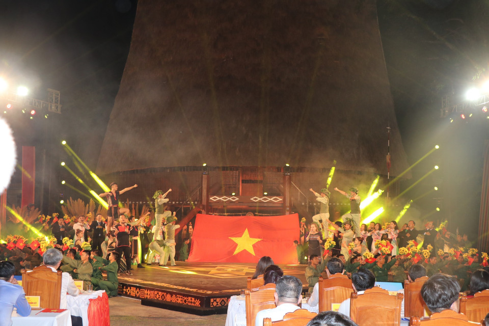 Chương trình văn nghệ tại điểm cầu Nhà rông Kon Klor (thành phố Kon Tum, tỉnh Kon Tum). (Ảnh: Khoa Chương/TTXVN)