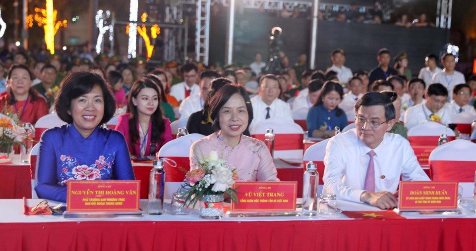 Tổng giám đốc TTXVN Vũ Việt Trang (giữa) và các đại biểu tham dự chương trình tại điểm cầu Quảng trường Lam Sơn (Thành phố Thanh Hóa, tỉnh Thanh Hóa). (Ảnh: Nguyễn Nam/TTXVN)